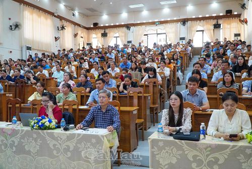 Gần 300 nhân viên y tế trường học tham dự tập huấn. 