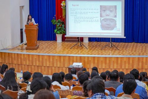  Bác sĩ Bùi Thùy Trang, Bệnh viện Mắt - Da liễu Cà Mau, hướng dẫn cách nhận biết một số bệnh lý về mắt.