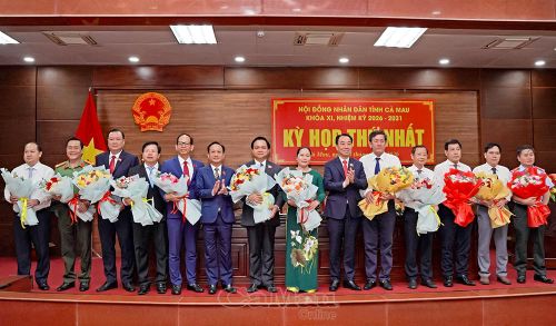 Chủ tịch HĐND tỉnh Phạm Văn Thiều và Chủ tịch UBND tỉnh Lữ Quang Ngời tặng hoa chúc mừng các Ủy viên UBND tỉnh nhiệm kỳ 2026-2031.