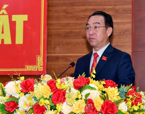 Chủ tịch UBND tỉnh Lữ Quang Ngời quyết tâm thực hiện mục tiêu tăng trưởng hai con số; tái cơ cấu kinh tế gắn với đổi mới mô hình tăng trưởng.