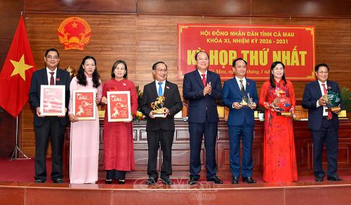 Đồng chí Nguyễn Hồ Hải, Ủy viên Ban Chấp hành Trung ương Đảng, Bí thư Tỉnh ủy, tặng quà chúc mừng các đồng chí Thường trực HĐND và lãnh đạo các ban HĐND tỉnh.