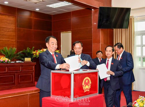 Các đồng chí lãnh đạo bỏ phiếu bầu các Ủy viên UBND tỉnh.