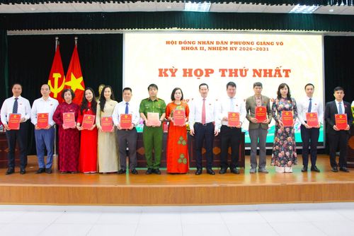 Lãnh đạo phường Giảng Võ trao giấy chứng nhận đại biểu HĐND phường khóa II, nhiệm kỳ 2026-2031 cho các đại biểu.