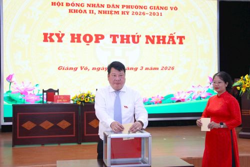 Các đại biểu bỏ phiếu bầu các chức danh thuộc thẩm quyền của HĐND phường Giảng Võ.