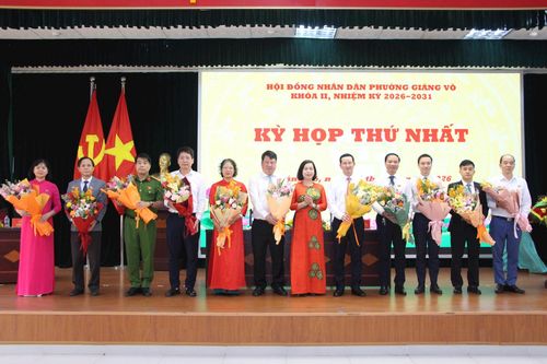 Lãnh đạo phường Giảng Võ tặng hoa chúc mừng các cán bộ được bầu vào các chức danh HĐND và UBND phường.