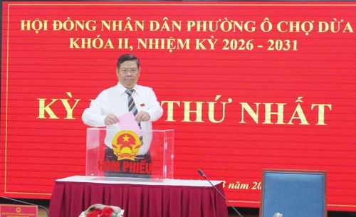 Đồng chí Nguyễn Anh Quân, Bí thư Đảng ủy, Chủ tịch HĐND phường bỏ phiếu tại kỳ họp. Ảnh: PV