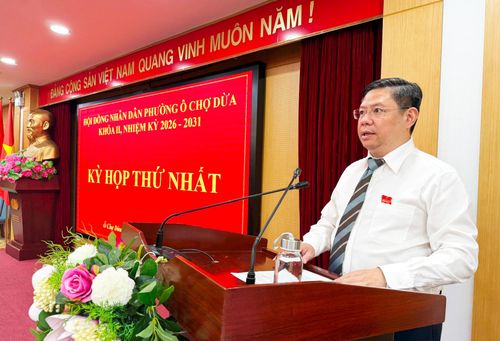 Bí thư Đảng ủy, Chủ tịch HĐND phường Nguyễn Anh Quân phát biểu tại kỳ họp. Ảnh: PV