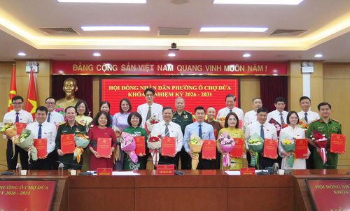 Lãnh đạo phường Ô Chợ Dừa trao giấy chứng nhận đại biểu HĐND phường nhiệm kỳ 2026-2031 cho các đại biểu. Ảnh: PV