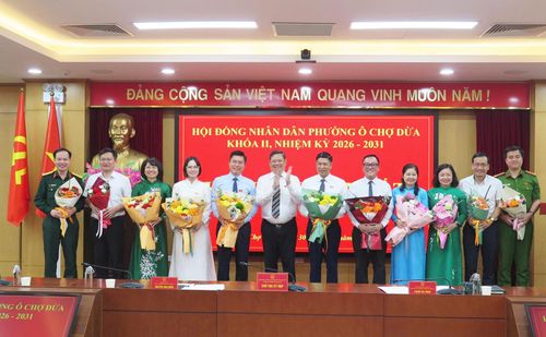 Lãnh đạo phường Ô Chợ Dừa tặng hoa chúc mừng các đại biểu. Ảnh: PV