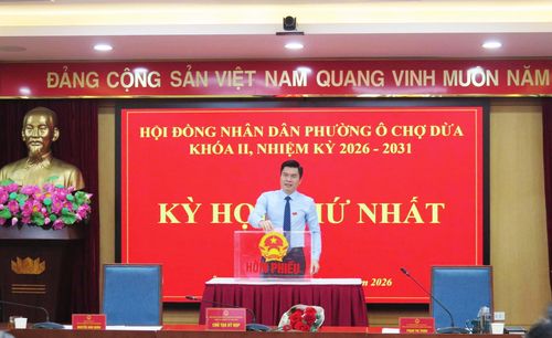 Đồng chí Lê Tuấn Định, Phó Bí thư Đảng ủy, Chủ tịch UBND phường bỏ phiếu tại kỳ họp. Ảnh: PV