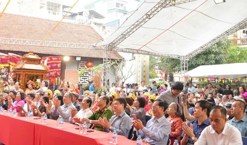 Các đồng chí lãnh đạo phường Phú Diễn dự khai mạc cùng đông đảo nhân dân trong phường và du khách thập phương