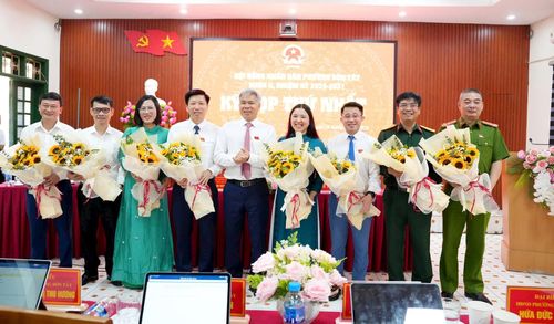Lãnh đạo UBND, các ủy viên UBND phường Sơn Tây nhiệm kỳ 2026 - 2031 ra mắt kỳ họp. Ảnh: Lan Anh