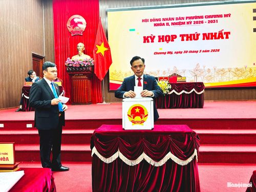 Các đại biểu bỏ phiếu bầu các chức danh lãnh đạo HĐND và UBND phường Chương Mỹ. Ảnh: PV