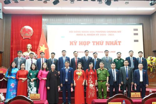 Lãnh đạo HĐND, UBND phường Chương Mỹ nhiệm kỳ 2026-2031 ra mắt kỳ họp. Ảnh: Lan Oanh