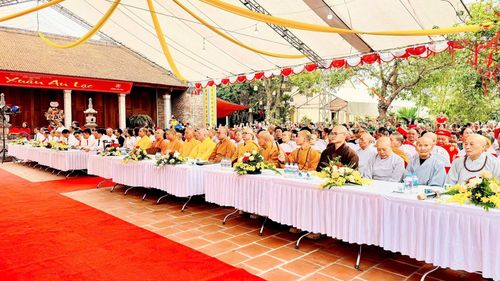 Các đại biểu cùng nhân dân tham dự buổi lễ. Ảnh: Phương Xuyến