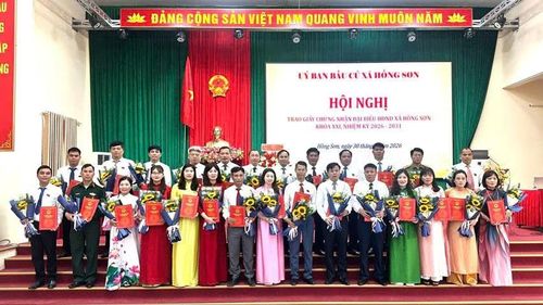 Trao giấy chứng nhận và tặng hoa chúc mừng cho các đại biểu HĐND xã Hồng Sơn khóa XXI, nhiệm kỳ 2026-2031. Ảnh: Nguyễn Cường