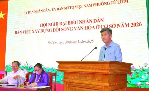 Phó Chủ tịch UBND phường Bùi Ngọc Kính phát biểu tại hội nghị. Ảnh Trung Hiếu
