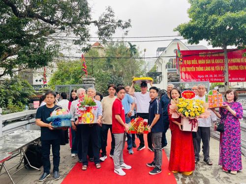 Người dân dâng lễ vật tại đình Hạ Yên Quyết, thể hiện lòng thành kính đối với các bậc tiền nhân và góp phần gìn giữ giá trị văn hóa tâm linh của địa phương. Ảnh: PV