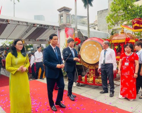 Lãnh đạo phường Yên Hòa dâng hương tại đình Hạ Yên Quyết trong Lễ hội truyền thống làng Hạ Yên Quyết 2026. Ảnh: PV