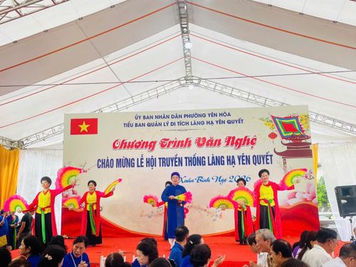 Trong khuôn khổ lễ hội năm nay, nhiều nghi lễ và hoạt động đặc sắc được tổ chức như rước Thánh, dâng hương, hát cửa đình, liên hoan văn nghệ. Ảnh: PV