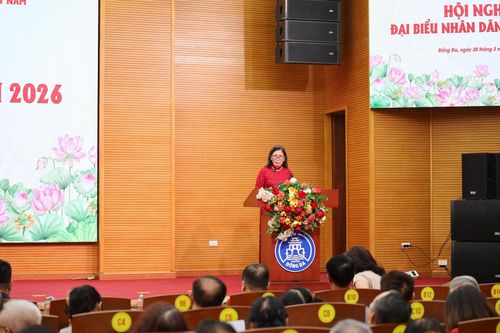 Đại diện tổ dân phố tham luận về vấn đề môi trường tại hội nghị. Ảnh: Hoa Thành