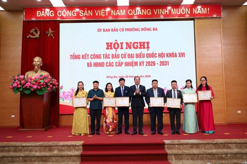 Các cá nhân nhận Bằng khen của UBND TP trong công tác bầu cử. Ảnh: Hoa Thành
