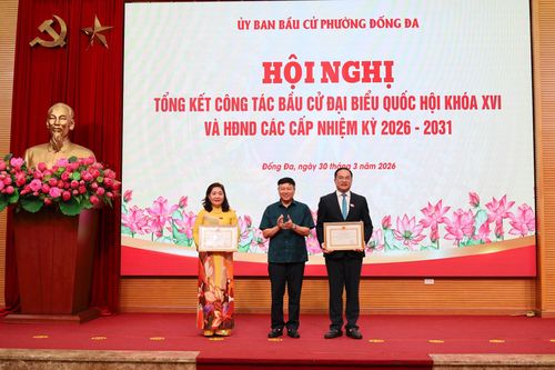 Phó Chủ tịch UBMTTQ Việt Nam TP Hà Nội Phạm Anh Tuấn trao Bằng khen của Chủ tịch UBND TP cho đại diện 13 tập thể, 18 cá nhân phường Đống Đa có thành tích xuất sắc trong công tác bầu cử. Ảnh: Hoa Thành.