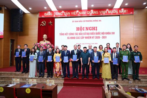 Ủy ban Bầu cử phường Đống Đa đã trao giấy chứng nhận cho các đại biểu HĐND phường khóa II, nhiệm kỳ 2026 - 2031. Ảnh: Hoa Thành