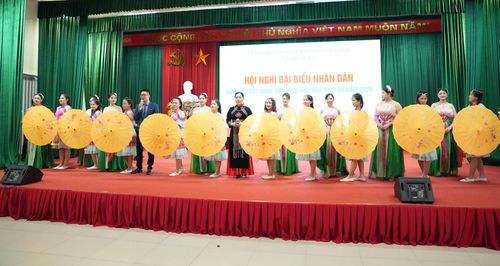 Tiết mục văn nghệ tại hội nghị. Ảnh: Vân Thư