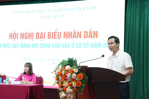 Phó Bí thư Đảng ủy, Chủ tịch UBND xã Thuận An Nguyễn Tuấn Khanh báo cáo kết quả thực hiện Nghị quyết Hội nghị đại biểu nhân dân năm 2025. Ảnh: Vân Thư