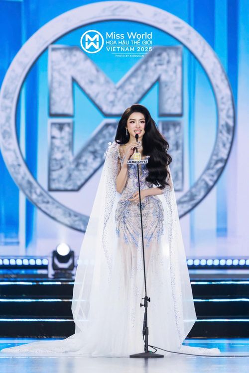 Phan Phương Oanh trong đêm chung kết Miss World Vietnam 2025.
