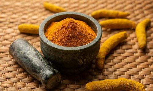 Curcumin (hợp chất hoạt tính chính trong nghệ) có tác dụng chống viêm.