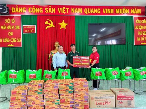 Trao tặng 100 túi an sinh cho các hộ gia đình và cán bộ, chiến sĩ có hoàn cảnh khó khăn.