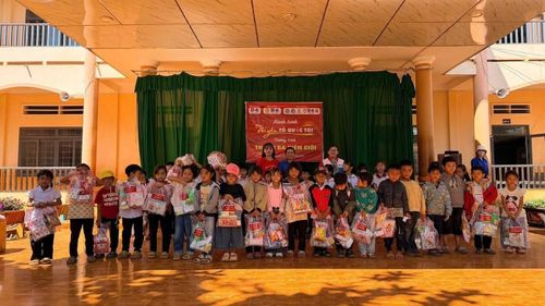 Những phần quà bánh kẹo được trao tặng đến các em học sinh.