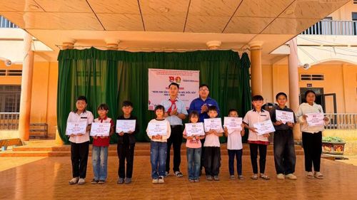 Trao tặng 300 phần quà học tập cho học sinh Trường Tiểu học Lê Mã Lương.