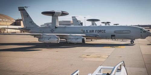 Chi phí cũng là yếu tố quan trọng. Một máy bay E-3 Sentry có giá trị lên tới hàng trăm triệu USD, chưa kể chi phí vận hành, bảo trì và hệ thống cảm biến phức tạp đi kèm.