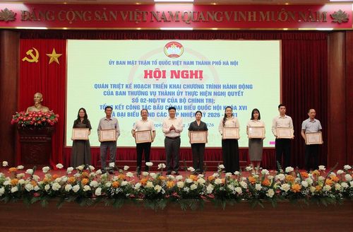 Phó Chủ tịch Ủy ban MTTQ Việt Nam thành phố Hà Nội Phạm Anh Tuấn trao Bằng khen các tập thể có thành tích xuất sắc trong công tác bầu cử. Ảnh: PV
