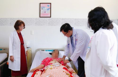  Các bác sĩ thăm khám cho bệnh nhân sau khi phẫu thuật. Ảnh: BVCC. 
