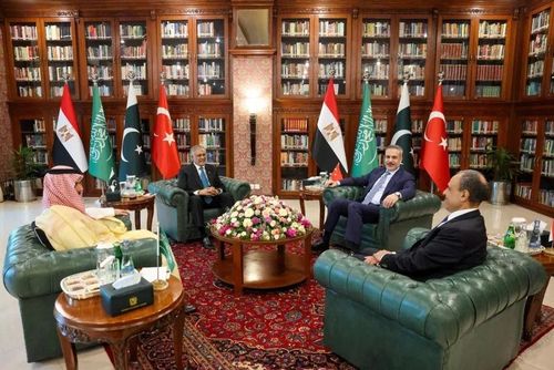  Các ngoại trưởng Ai Cập, Saudi Arabia, Pakistan và Thổ Nhĩ Kỳ thảo luận giảm leo thang căng thẳng khu vực tại Islamabad, Pakistan hôm 29/3. Ảnh: Bộ Ngoại giao Thổ Nhĩ Kỳ. 
