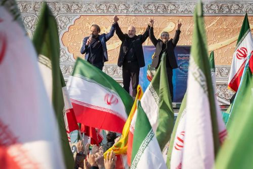 Chủ tịch Quốc hội Iran Mohammad Bagher Ghalibaf (ở giữa) tại một cuộc biểu tình ủng hộ chính phủ ở Tehran hồi tháng 1. Ảnh: NurPhoto.