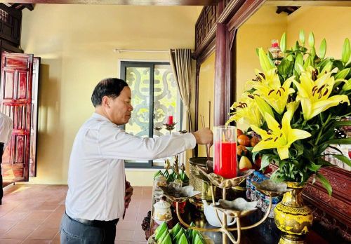 Chủ tịch UBND tỉnh Gia Lai Phạm Anh Tuấn dâng hương tại Lễ kỷ niệm, tri ân công lao to lớn của các anh hùng liệt sĩ đã hy sinh vì Tổ quốc