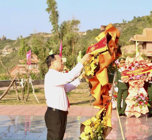 Bí thư Tỉnh ủy Gia Lai Thái Đại Ngọc dâng hoa tri ân công lao to lớn của các anh hùng liệt sĩ