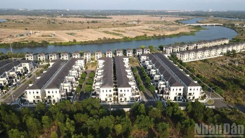 Địa hình bằng phẳng, dòng chảy hiền hòa rất thuận lợi để phát triển đô thị dọc sông Đồng Nai.