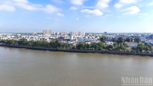 Tỉnh Đồng Nai đang khẩn trương phối hợp các bộ, ngành hoàn thiện Đề án thành lập thành phố Đồng Nai trực thuộc Trung ương để trình Chính phủ trước ngày 4/4/2026. Ngày 28/3 vừa qua, Hội đồng nhân dân tỉnh Đồng Nai đã biểu quyết thông qua Nghị quyết Đề án công nhận tỉnh Đồng Nai đạt tiêu chí đô thị loại I; Nghị quyết tán thành chủ trương thành lập thành phố Đồng Nai trực thuộc Trung ương.