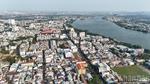 Tỉnh Đồng Nai hiện dân số gần 4,5 triệu người, đứng thứ 3 cả nước, chỉ sau Thành phố Hồ Chí Minh và Thành phố Hà Nội. Năm 2025, GRDP của Đồng Nai đạt khoảng 677.932 tỷ đồng, thu ngân sách đạt 102.962 tỷ đồng, GRDP bình quân đầu người đạt 152,8 triệu đồng/người. So với các tiêu chí thành phố trực thuộc Trung ương tỉnh Đồng Nai đạt 7/7 tiêu chí.