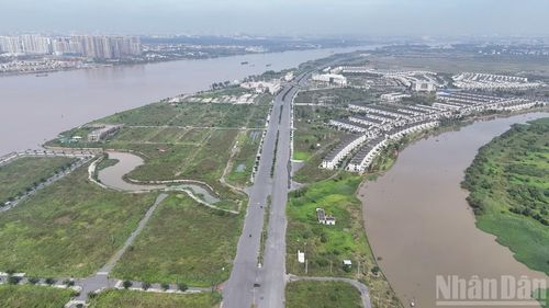 Một trong những dự án đô thị nằm ven sông Đồng Nai quy mô lớn nhất tỉnh Đồng Nai được thực hiện trong nhiều năm qua là đô thị sinh thái ven sông Aqua City. Dự án quy mô hơn 1.000ha tại phường Long Hưng.