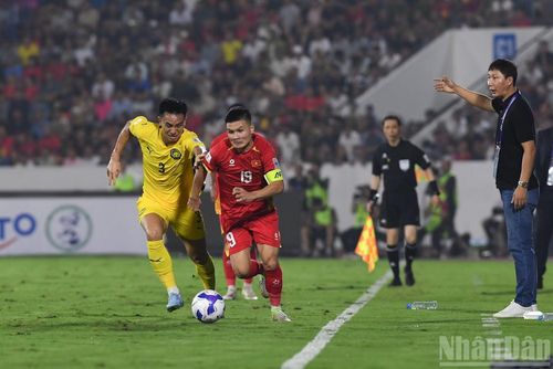 Quang Hải thi đấu năng nổ ở tuyến giữa, liên tục điều tiết nhịp độ trận đấu.