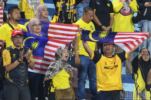 Cổ động viên đến sân Thiên Trường để cổ vũ cho đội tuyển Malaysia.