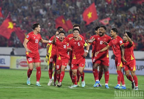 Bàn thắng mở tỷ số đến sớm với tuyển Việt Nam. Ở phút thứ 6, đội trưởng Duy Mạnh bật cao đánh đầu mang về bàn thắng đầu tiên.