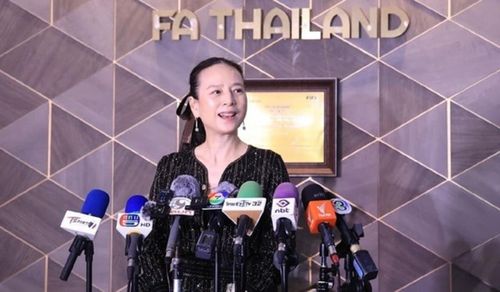 Madam Pang nổi tiếng "chịu chi" khích lệ tinh thần cầu thủ Thái.